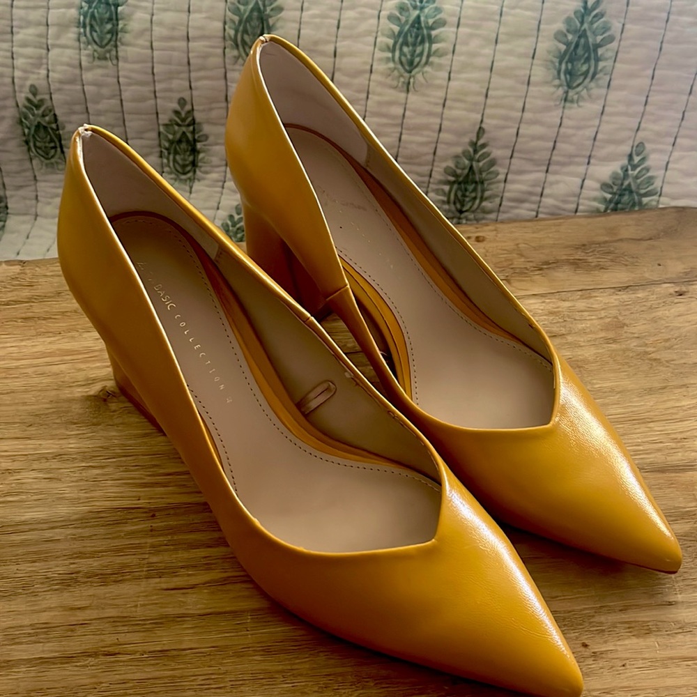 ZARA MUSTARD BLOCK HEEL PUMPS